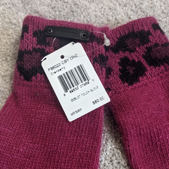 COACH angora wool cranberry gloves New - Picture 3 of 4